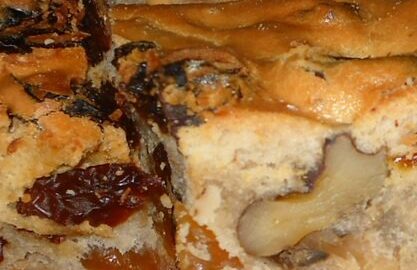 Коврижка с изюмом и орехами