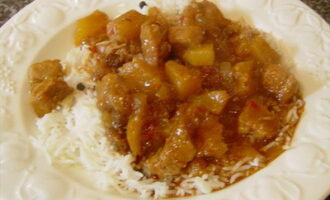 Свинина с ананасами и карри