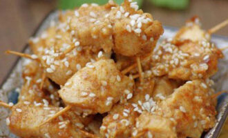Шашлычки куриные в кунжуте