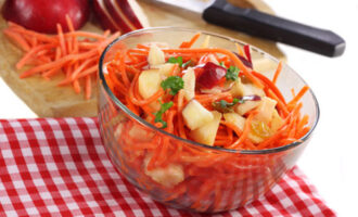 Салат из моркови и яблока для кормящей мамы