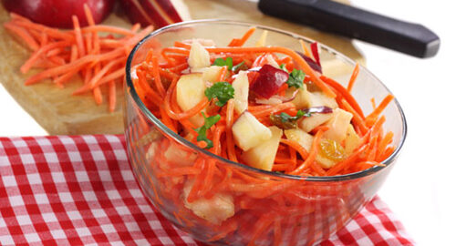 Салат из моркови и яблока для кормящей мамы