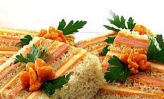 Полосатый бутерброд с сыром и колбасой