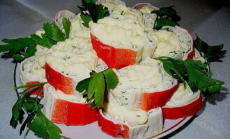 Рулетики из крабовых палочек с сыром и чесноком