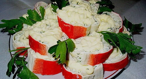 Рулетики из крабовых палочек с сыром и чесноком