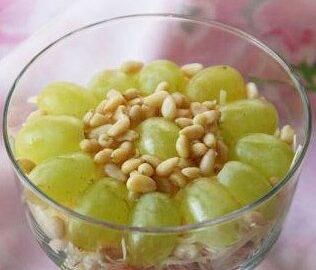 Салат с виноградом, креветками и орешками