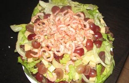 Салат с виноградом, креветками и сыром