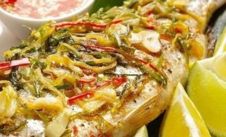 Речной окунь с помидорами