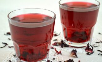 Чай с лепестками роз и мятой
