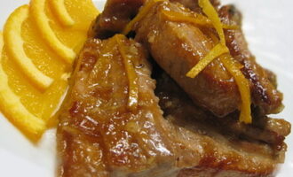 Бараньи ребрышки с луком и апельсинами