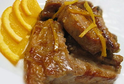 Бараньи ребрышки с луком и апельсинами