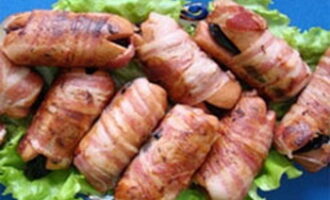 Фаршированные сардельки черносливом в гриле
