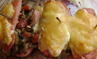 Сардельки, фаршированные сыром и грибами