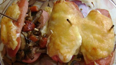 Сардельки, фаршированные сыром и грибами