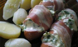 Сардельки, фаршированные сыром в беконе