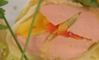 Свиные сардельки, фаршированные болгарским перцем