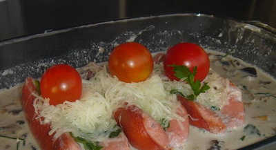 Фаршированные сардельки с грибным соусом