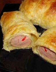 Сардельки, фаршированные овощами в слоеном тесте