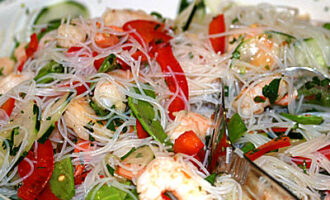 Азиатский салат из лапши с креветками