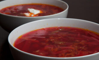 Красный борщ с курицей и белокочанной капустой