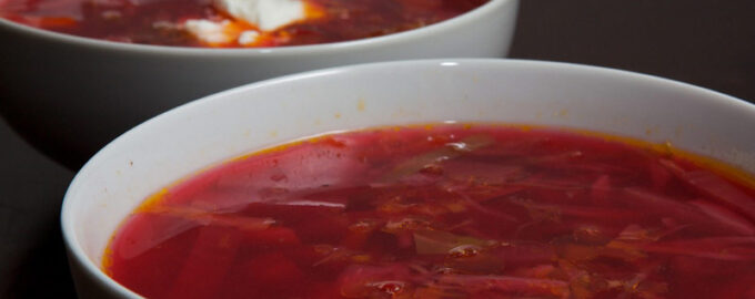 Красный борщ с курицей и белокочанной капустой