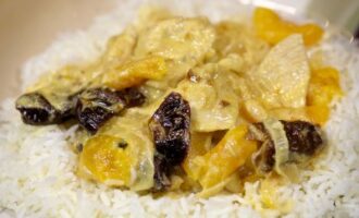 Курица тушеная с черносливом и овощами в белом вине
