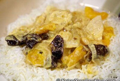 Курица тушеная с черносливом и овощами в белом вине