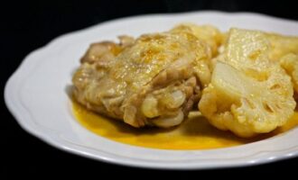 Курица тушеная с цветной капустой и помидорами