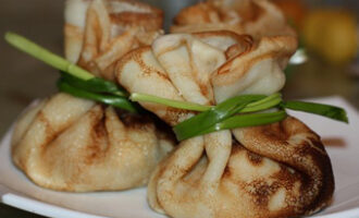 Мешочки из блинов с грибами