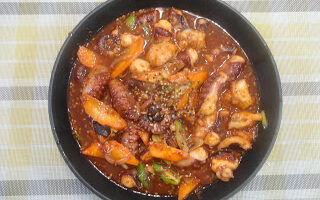 Жареный осьминог с овощами
