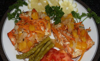 Лосось с овощами