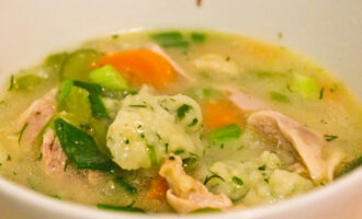 Бульон с клецками из куриного мяса
