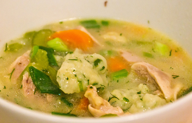 Бульон с клецками из куриного мяса