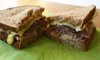 Бутерброд с мясным фаршем