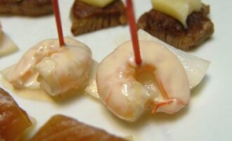 Канапе из редьки с креветками