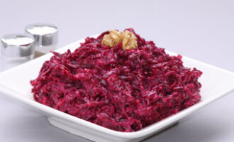 Простой салат из сыра, яиц и свеклы