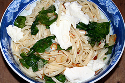 Паста с зелеными овощами и сыром буррата