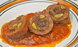 Закусочные рулетики с говядиной и орехами