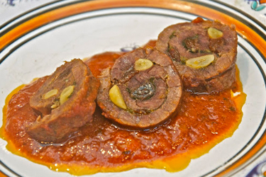Закусочные рулетики с говядиной и орехами