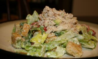 Cалат с крабовым мясом и сухариками