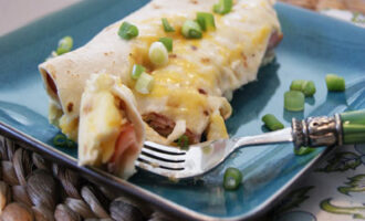 Рулетики из лаваша с ветчиной, курицей и сыром