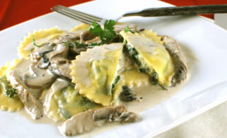 Равиоли с козьим сыром и зеленью