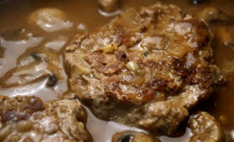 Биточки с сыром и грибным соусом