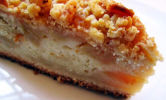 Нежный яблочный пирог с хрустящей корочкой
