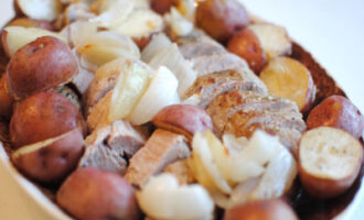 Свинина, запеченная с картофелем и луком