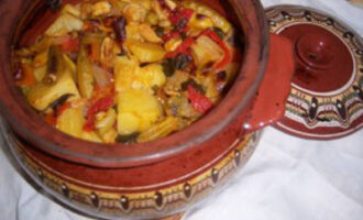 Винное жаркое в горшочках