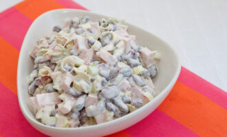 Пикантный салат с фасолью