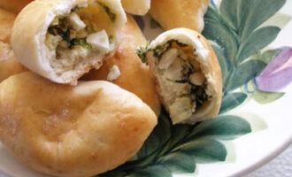 Пирожки с зеленым луком и яйцами в духовке