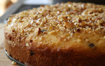 Постный пирог с орехами и изюмом