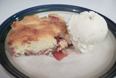 Пирог с брусникой и яблоками из дрожжевого теста