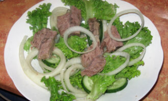 Салат из говядины с огурцами